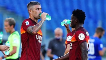 Kolarov (izquierda) bebe durante un encuentro de la Roma.