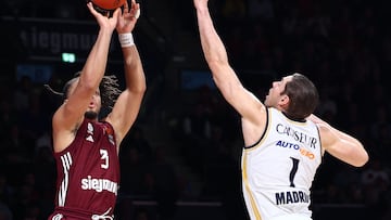 Munich (Germany), 21/05/2023.- Munich'??s Carsen Edwards (L) in action against Real Madrid's Fabien Causeur (R) during the Euroleague Basketball match between Bayern Munich and Real Madrid in Munich, Germany, 09 January 2024. (Baloncesto, Euroliga, Alemania) EFE/EPA/ANNA SZILAGYI