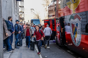 El jugador argentino del Benfica Gianluca Prestianni llegando al hotel en Madrid. 