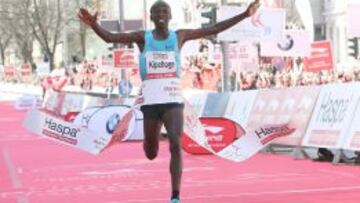 Eliud Kipchoge cruza la l&iacute;nea de meta en Hamburgo.