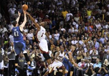 Kevin Love (42) lanza ante Chris Bosh (1).