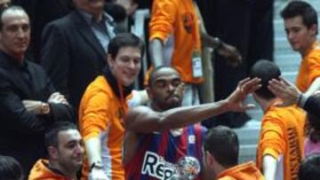 <b>BESTIA NEGRA. </b>Alan Anderson saluda a los aficionados con el título de MVP en la mano.