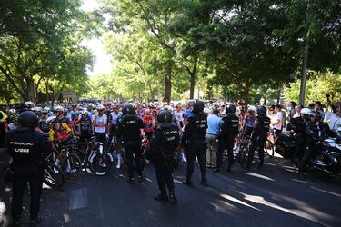 El pelotón parado en la última etapa de La Vuelta. 