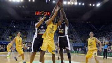 Mohamed Barro, entre Ferdinand Prenom y Jacques Alinge.