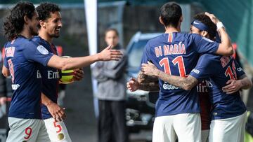 Paris Saint-Germain's Argentine midfielder Angel Di Maria (C) is congratulated by Paris Saint-Germain's Brazilian forward Neymar (R) and Paris Saint-Germain's Uruguayan forward Edinson Cavani (L) during the French L1 football match between
