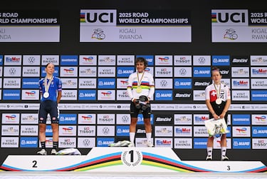 La española Paula Ostiz Taco ganadora de la prueba júnior en ruta femenina, posa en el podio con la italiana Chantal Pegolo y la suiza Anja Grossmann en el Campeonato Mundial de Ciclismo de Ruta en Kigali, Ruanda.