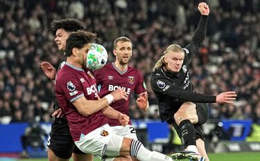 El West Ham logró un valioso empate (1-1) ante el Manchester City en la 30ª jornada de la Premier League. El equipo londinense sobrevivió a los 24 remates del City gracias, entre otras cosas, al buen oficio de sus zagueros. Valga como ejemplo esta acción del griego Konstantinos Mavropanos, en la que bloquea con la cara un duro disparo de Haaland.