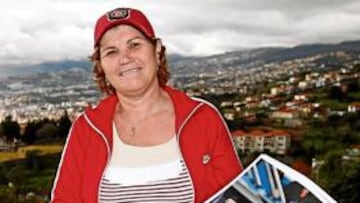 <b>ORGULLOSA. </b>Dolores Aveiro muestra en su casa de Funchal el fotomontaje de Cristiano de blanco.