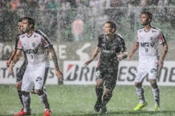 La lluvia fue protagonista en el estadio Independencia.