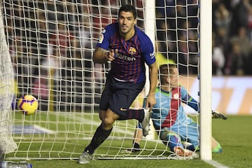 2-3. Luis Suárez  celebró el tercer gol.