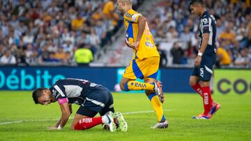 AME9196. MONTERREY (MÉXICO), 19/10/2024.- Guido Pizarro (c) de Tigres celebra un gol este sábado, durante un partido de la jornada 12 del Torneo Apertura 2024 entre Rayados y Tigres en el estadio BBVA Monterrey (México). EFE/ Miguel Sierra