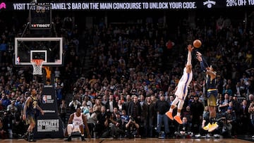 Gary Harris anota sobre la bocina el triple de la victoria para los Nuggets.