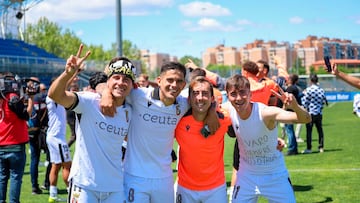 Jugadores de la AD Ceuta, celebrando el ascenso de su equipo a Segunda