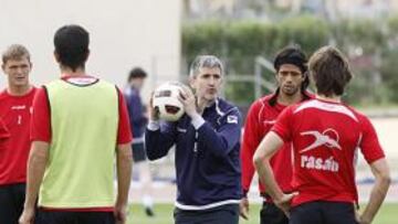<b>PRIMERA SESIÓN. </b>Roberto Olabe impartió ayer su primer entrenamiento como técnico del Almería y hoy será presentado oficialmente.