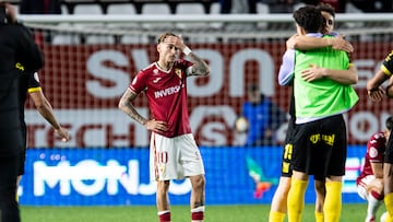 Los jugadores del Real Murcia se fueron abucheados por la grada.