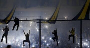 Boca Juniors' fans climb onto the tribune fence as they cheer their team on before their Copa Libertadores soccer match against River Plate in Buenos Aires May 14, 2015.  REUTERS/Marcos Brindicci      TPX IMAGES OF THE DAY     