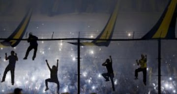 Boca Juniors' fans climb onto the tribune fence as they cheer their team on before their Copa Libertadores soccer match against River Plate in Buenos Aires May 14, 2015.  REUTERS/Marcos Brindicci      TPX IMAGES OF THE DAY     