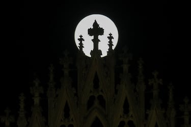La 'superluna del Castor aparece tras el Duomo de Milán.
