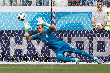 El portero egipcio Essam El-Hadary para un penalti.