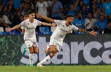 Soccer Football - Serie A - Napoli v Fiorentina - Stadio Diego Armando Maradona, Naples, Italy - October 8, 2023 Fiorentina's Nicolas Gonzalez celebrates scoring their third goal with Fabiano Parisi REUTERS/Ciro De Luca