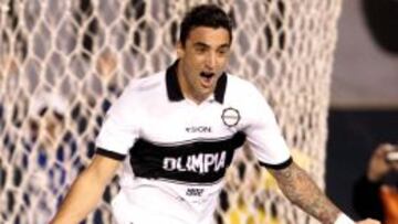 El jugador de Olimpia Juan Manuel Salgueiro celebra unos de los dos goles que anotó ante Fluminense.
