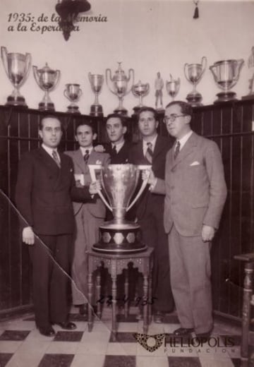 Lunes 29-Abril-1935, retirada en la sede social del Athlétic Club de Bilbao-anterior campeón, la Copa de Liga Primera División Temporada 1934/1935. De izquierda derecha: 3º Manuel Simó Mateos y 5º Carlos Fernández de Pando en representación del Betis Balompié. Los demás pudieran ser el presidente del Athlétic José María Olabarría (1933-35) y parte de su Junta directiva.
