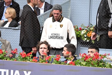 El futbolista Rodrigo de Paul durante el partido que los tenistas Andréi Rublevv y Carlos Alcaraz disputaron en el Mutua Madrid Open.