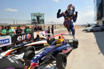 Sainz Jr. celebra la victoria de las World Series Renault en el circuito de Motorland, Aragón, en abril de 2011.
