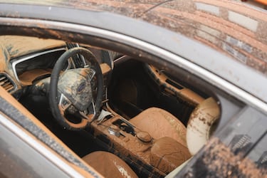 Vista de un automóvil dañado después del paso de la DANA.