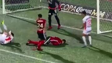 El defensa mexicano de Xolos quedó conmocionado en el césped después de un choque de cabezas en juego contra Correcaminos.