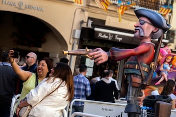 Dos mujeres se fotografían con una de las fallas antes de la plantà.