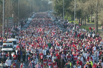 El Sporting de Gijn, uno de los histricos de la Liga, cuenta con miles de seguidores. En cada desplazamiento del equipo, sea bueno o malo el resultado, un gran nmero de aficionados le acompa?a, es por esto que a su aficin se la conoce como La Mareona. El primer desplazamiento masivo que se recuerda de aficionados del Sporting fue en la final de la Copa del Rey contra el Bar?a en el Vicente Caldern en 1981. Actualmente, juega en Segunda Divisin, siendo la segunda entidad con ms temporadas en esta categora, 47, de hecho, nunca ha bajado de esta categora. En sus 42 temporadas en Primera, el club lleg a jugar la Europa League en los 80.