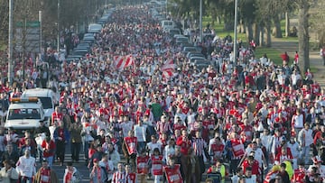 El Sporting de Gijón, uno de los históricos de la Liga, cuenta con miles de seguidores. En cada desplazamiento del equipo, sea bueno o malo el resultado, un gran número de aficionados le acompaña, es por esto que a su afición se la conoce como "La Mareona". El primer desplazamiento masivo que se recuerda de aficionados del Sporting fue en la final de la Copa del Rey contra el Barça en el Vicente Calderón en 1981. Actualmente, juega en Segunda División, siendo la segunda entidad con más temporadas en esta categoría, 51, de hecho, nunca ha bajado de esta categoría. En sus 42 temporadas en Primera, el club llegó a jugar la Europa League en los 80.