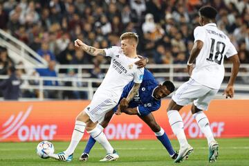 El centrocampista saudí de Hilal Mohamed Kanno lucha por el balón con el centrocampista alemán del Real Madrid Toni Kroos durante la final de la Copa Mundial de Clubes de la FIFA.