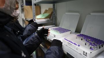 GRAFCAV5314. GALDAKAO (BIZKAIA), 19/05/2021.-Personal sanitario del hospital de Galdakao, colocan códigos QR en una cámara a 4 ºC donde el lunes recibió más de 7.500 dosis de la vacuna de Pfizer contra la covid-19 que serán administradas durante esta semana en los seis centros a los que distribuye. EFE/LUIS TEJIDO