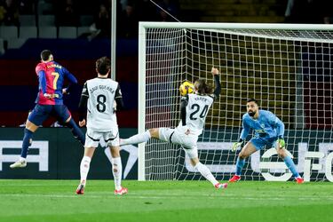Centro de Balde que encuentra muy solo a Ferran Torres, que solamente tiene que poner el pie y orientar el balón al fondo de la portería. 