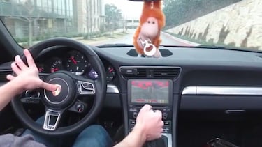 Así se manejaría DOOM con un Porsche 911