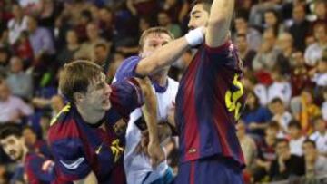 El jugador franc&eacute;s del Barcelona Nikola Karabatic (d) intenta superar a Jesper Konradsson (c), del Alingsas, en el partido de la liga de Campeones de balonmano que se disputa esta tarde en el Palau Blaugrana. EFE/Toni Garriga