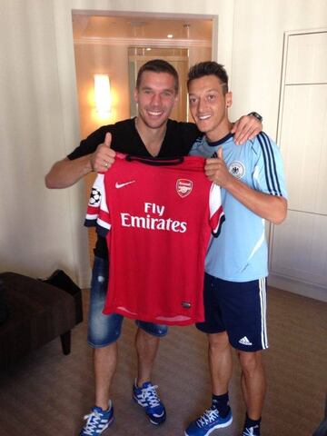 Con la llegada de Bale, ?zil y Di Mar¨ªa se pusieron en el punto de mira. Un d¨ªa despu¨¦s de la llegada de Bale (31 de agosto de 2013), Mesut ?zil se march¨® al Arsenal, que pag¨® 47 millones de euros por ¨¦l. Este fue el traspaso m¨¢s caro de la historia del Arsenal y de un futbolista alem¨¢n.