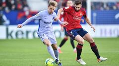 Frenkie de Jong, ante Moncayola en el Osasuna-Barça de la temporada pasada en El Sadar.