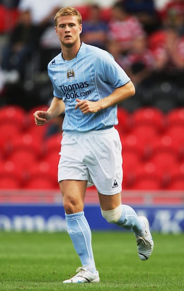 Su fichaje no dio buen resultado, sobre todo por las lesiones. Procedente del Southampton llegó en 2006 al conjunto inglés y solo estuvo 2 temporadas. En todo este tiempo, solo disputó 4 partidos.
