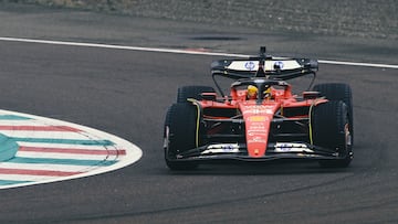 Lewis Hamilton conduciendo el F1-75 de 2022 en el Circuito de Fiorano.