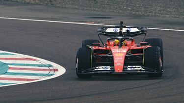 Lewis Hamilton conduciendo el F1-75 de 2022 en el Circuito de Fiorano.