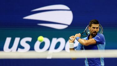 Novak Djokovic devuelve una pelota de revés en su partido del US Open frente a Alexandre Muller.