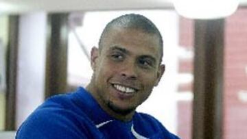 <b>DE BUEN HUMOR</B>. Los contratiempos y las lesiones no parecen razón suficiente para que Ronaldo, concentrado con Brasil, deje de sonreír.