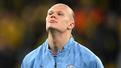 DORTMUND, GERMANY - OCTOBER 25: Erling Haaland of Manchester City looks on prior to the UEFA Champions League group G match between Borussia Dortmund and Manchester City at Signal Iduna Park on October 25, 2022 in Dortmund, Germany. (Photo by Matthias Hangst/Getty Images)
