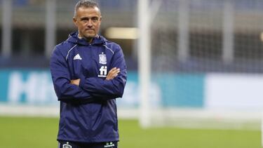 Luis Enrique oversees Spain training ahead of La Roja's UEFA Nations League clash with Italy.