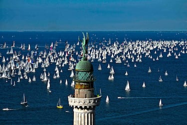 Esta fotografía, tan bella como espectacular, muestra una vista general de las cientos de embarcaciones participantes en la 57ª edición de la Regata de Vela Barcolana, con el faro de Vittoria en primer plano. La Barcolana es la regata de vela más grande del mundo, celebrada anualmente el segundo domingo de octubre en el Golfo de Trieste, Italia.
