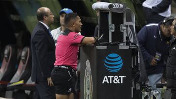 El videoarbitraje fue protagonista en la ida de los cuartos de final, desarrollada en el Estadio Azteca. Fernando Guerrero señaló par de penales pero solo corroboró uno.