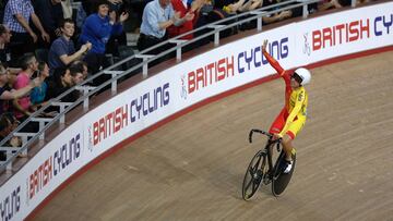 Sebastián Mora celebra su medalla de oro en Scratch en los Mundiales de Pista de 2016 celebrados en el Velódromo de Lee Valley VeloPark en Londres.